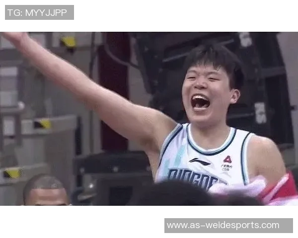 杨瀚森G联盟比赛三分球失误尴尬投篮竟然击中篮板侧沿引发笑声