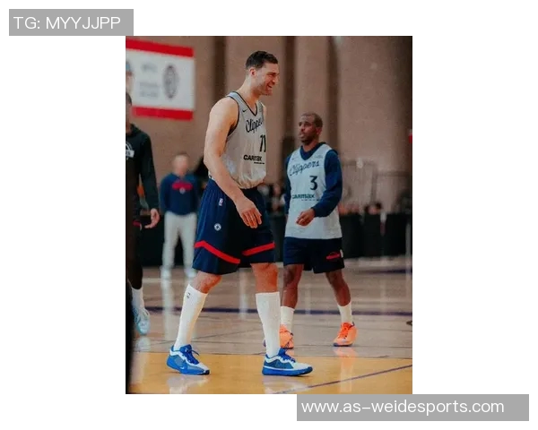 快船备战广州训练照曝光保罗小卡哈登科林斯齐聚场上展现默契